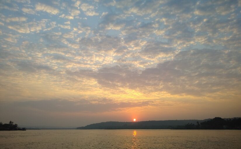 Завершение Махашиваратри, восход солнца над рекой, принимать все как есть