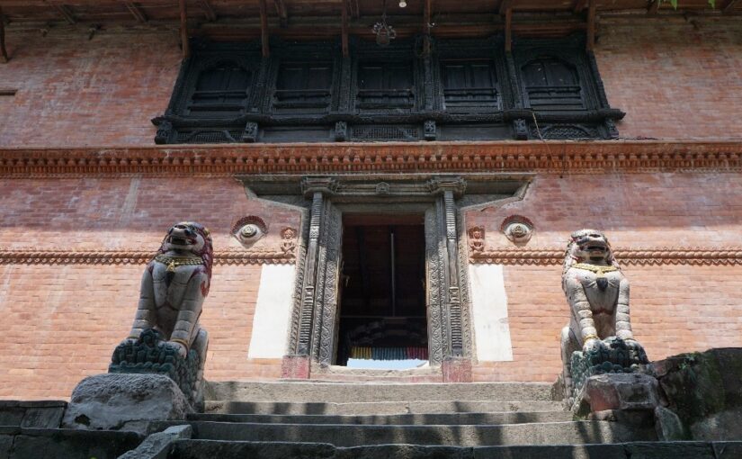 Многоликий Катманду: буддистские ступы, храм-крематорий и незакрытые двери, в которые невозможно войти